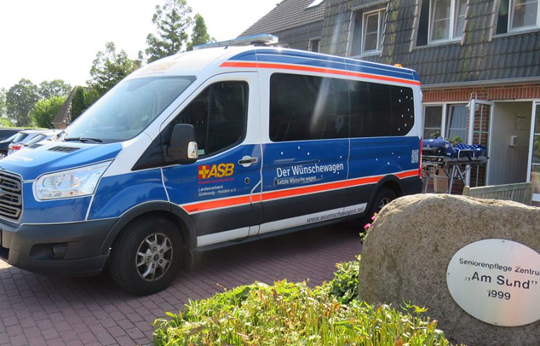 Der Wünschewagen des ASB erfüllt letzten Herzenswunsch eines Bewohners des Seniorenpflegeheims am Sund