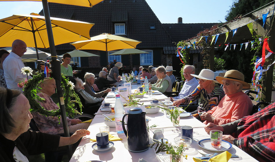 Ein Hauch Schweden im SeniorenpflegeZentrum am Sund – Fröhliches Midsommar-Fest mit Bewohnern und Team