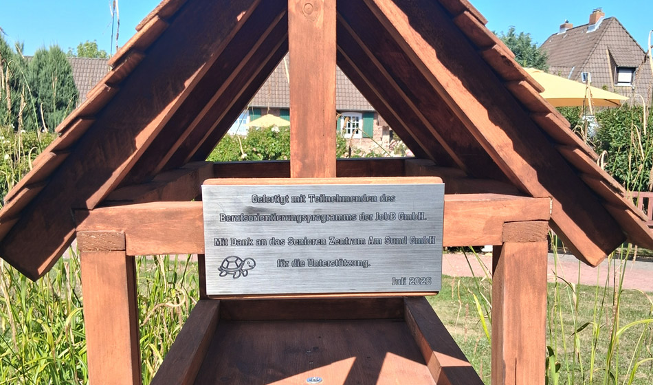 Selbstgebautes Vogelhäuschen bereichert den Garten des SeniorenpflegeZentrums am Sund